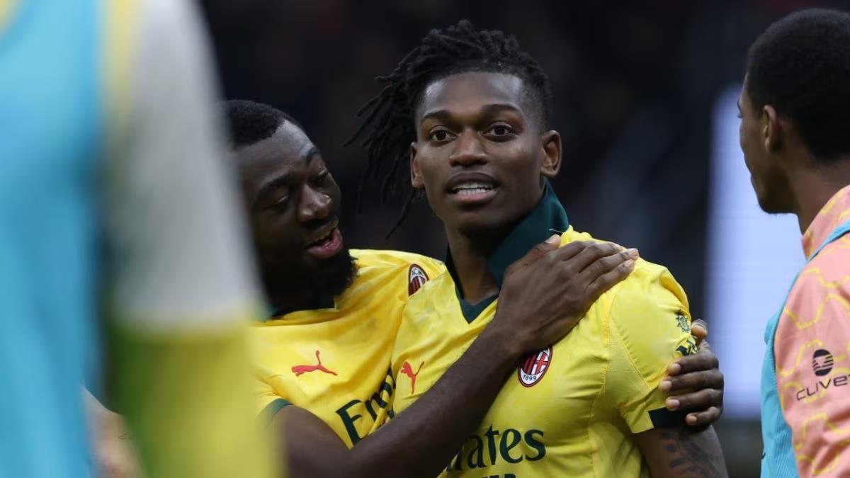 لياو يتألق: ميلان يخطف فوزًا قاتلًا من فيورنتينا ويتربع على صدارة الدوري الإيطالي