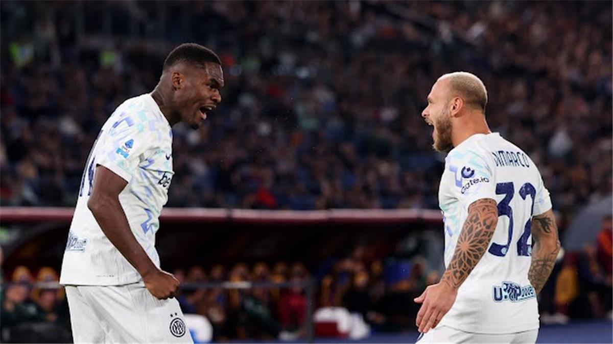 إنتر ميلان يقتنص صدارة الدوري الإيطالي بعد فوز مثير على روما وتعثر نابولي