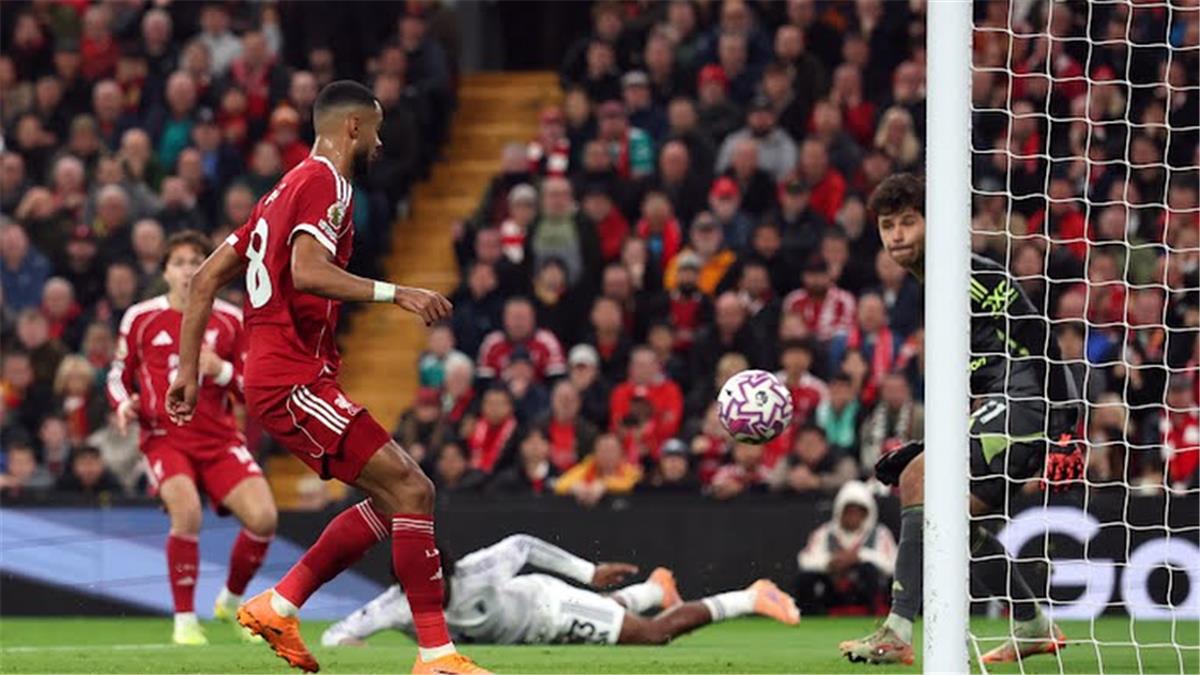 رسميًا: الكشف عن طاقم تحكيم مباراة ليفربول وآينتراخت فرانكفورت في دوري أبطال أوروبا