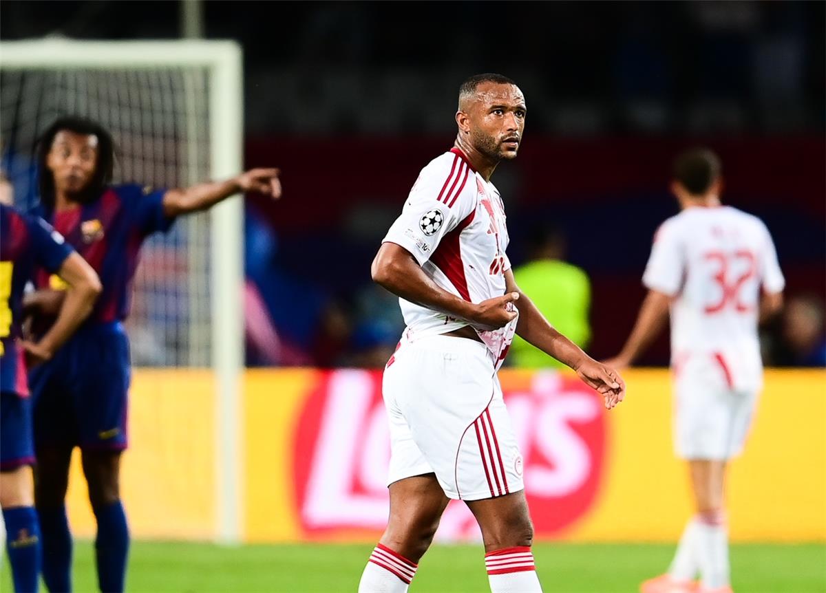 هدف أيوب الكعبي يثير الجدل: أولمبياكوس يهز شباك برشلونة بدوري الأبطال