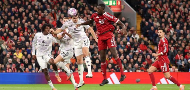 الصورة المميزة لـ: ليفربول يثير غضب رابطة الدوري الإنجليزي: تفاصيل مخالفة بروتوكول الكرات ضد مانشستر يونايتد