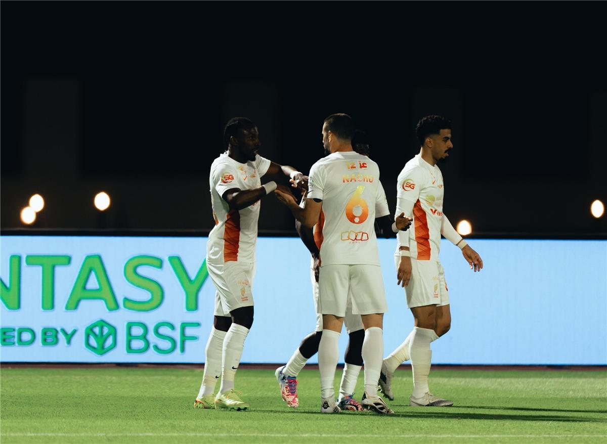 القادسية يتخطى نيوم بثلاثية ويحافظ على وصافة الدوري السعودي بمشاركة حجازي