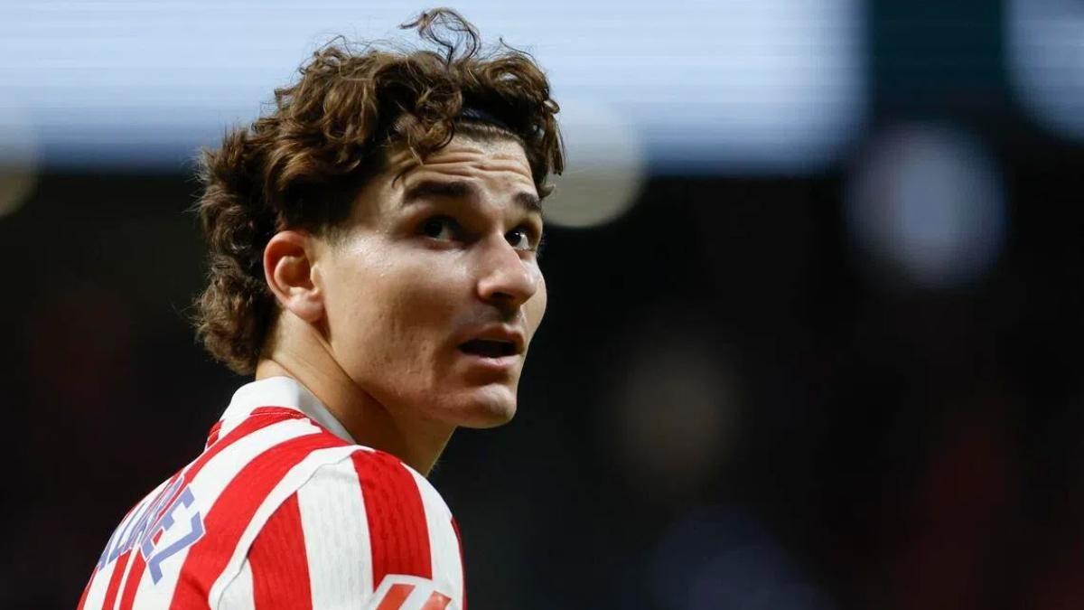 ألفاريز يدرس الرحيل عن أتلتيكو مدريد: برشلونة الوجهة المفضلة وصراع الملايين