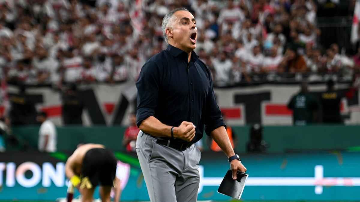 الفتح السعودي يحسم الجدل: جوميز مستمر رغم أنباء العودة للزمالك