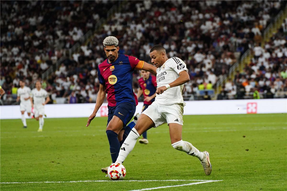 قبل الكلاسيكو الناري: لاعب برشلونة مارك بيرنال يحذر ريال مدريد برسالة قوية