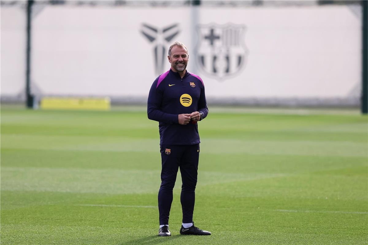 الكلاسيكو المنتظر: قائمة برشلونة الرسمية لمواجهة ريال مدريد وموقف النجوم