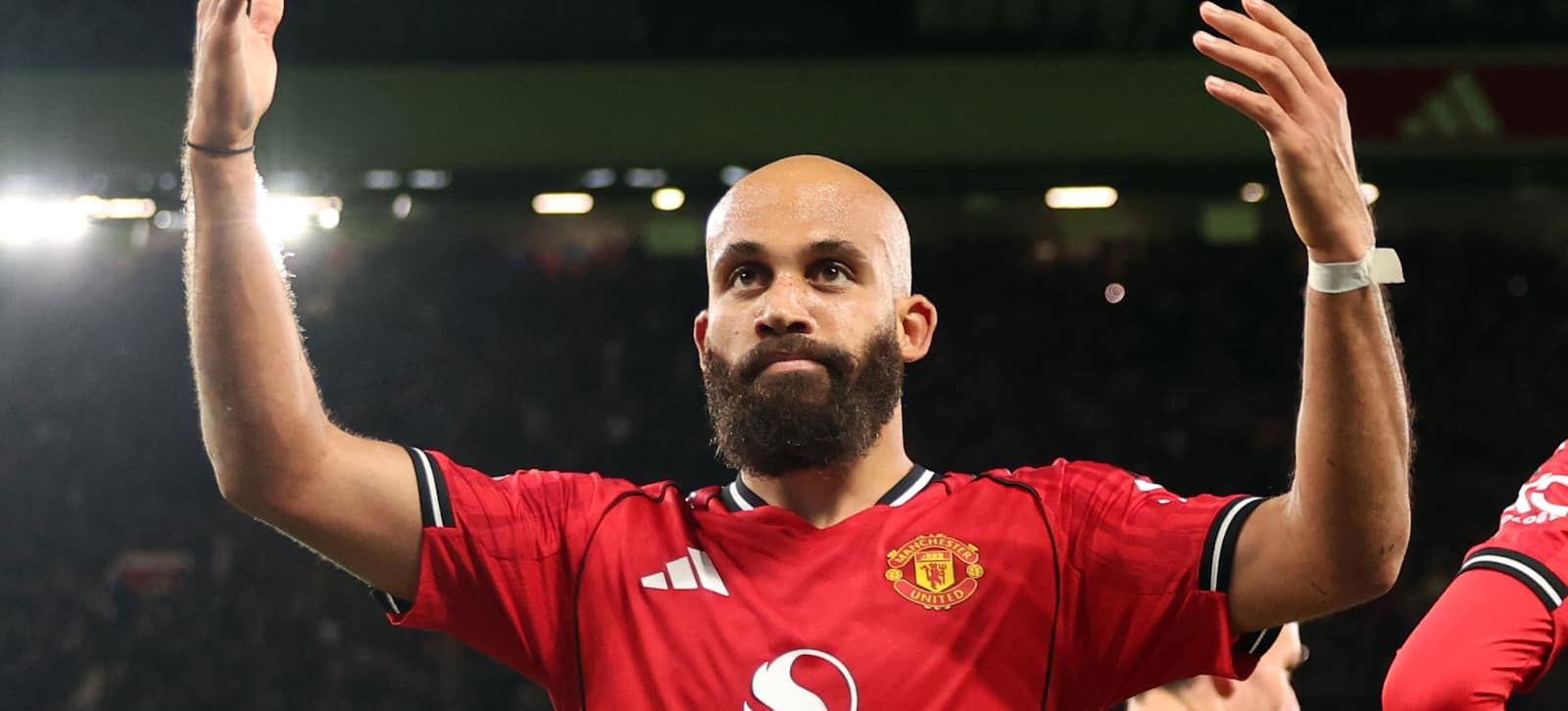 مانشستر يونايتد يتخطى برايتون بفضل صفقاته الصيفية رغم جدل التحكيم