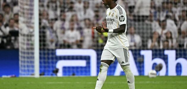الصورة المميزة لـ: غضب فينيسيوس جونيور في الكلاسيكو: رد فعل عصبي بعد استبداله أمام برشلونة في الدوري الإسباني
