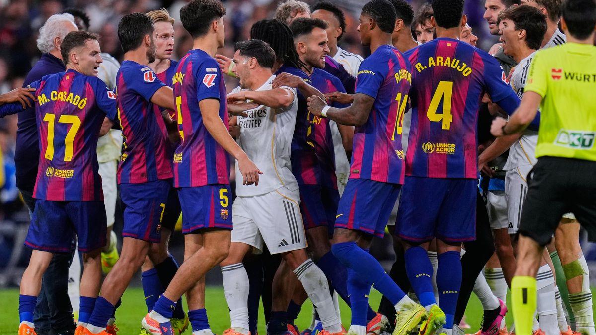 الكلاسيكو: موندو تكشف تصرفًا غريبًا للاعبي برشلونة حول ركلة جزاء مثيرة للجدل