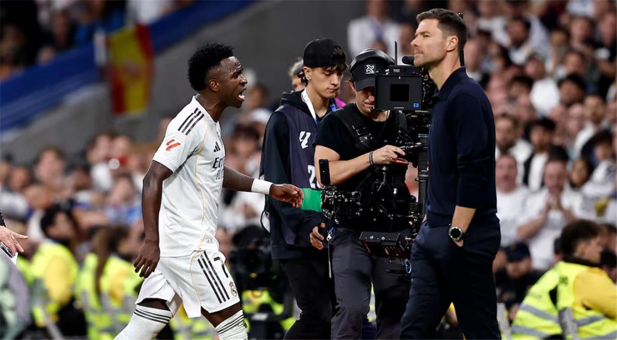 دوجاري يهاجم فينيسيوس جونيور بشدة: بكاء مستمر وبيريز قد يبيعه في ريال مدريد