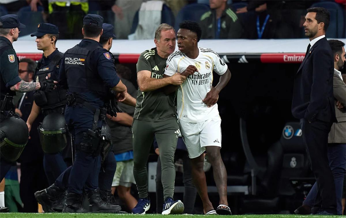 ريال مدريد يتحرك لحل أزمة فينيسيوس وتشابي ألونسو بعد كلاسيكو برشلونة