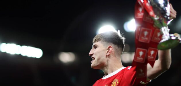 الصورة المميزة لـ: مانشستر يونايتد يؤكد تكريمًا خاصًا لوفاة والد ريس بينيت المأساوية