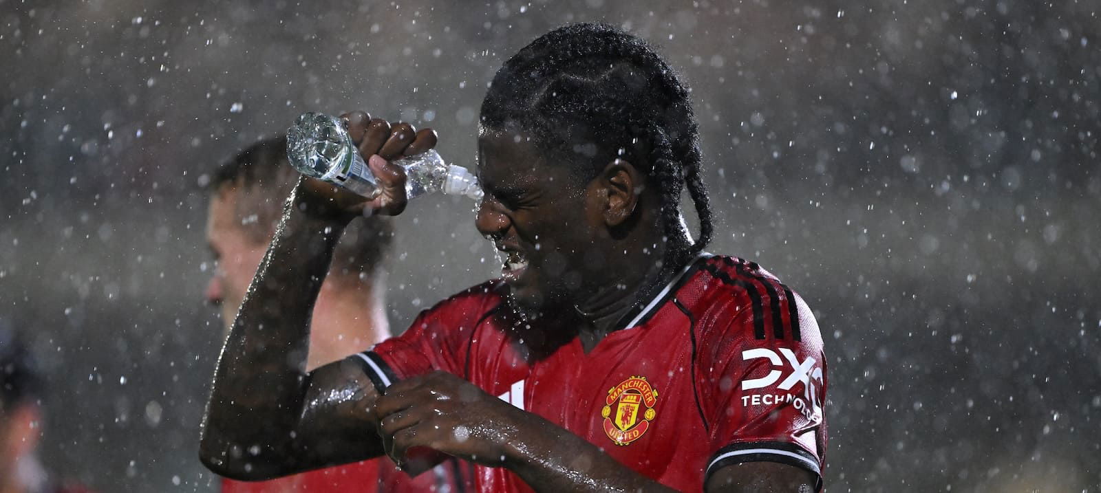 جماهير مانشستر يونايتد توجه رسالة واضحة لأموريم بشأن مستقبل نجمهم الواعد أيدن هيفن