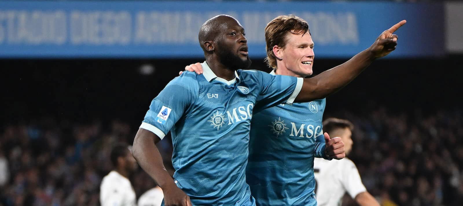 نابولي يخطط لتجديد عقد سكوت مكتوميناي وسط اهتمام برشلونة