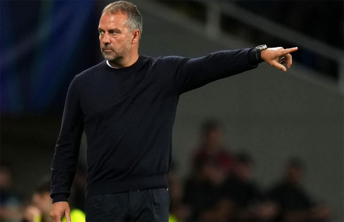 صراع أوروبي على ماكتومناي: برشلونة ينافس توتنهام ونيوكاسل لضم نجم نابولي