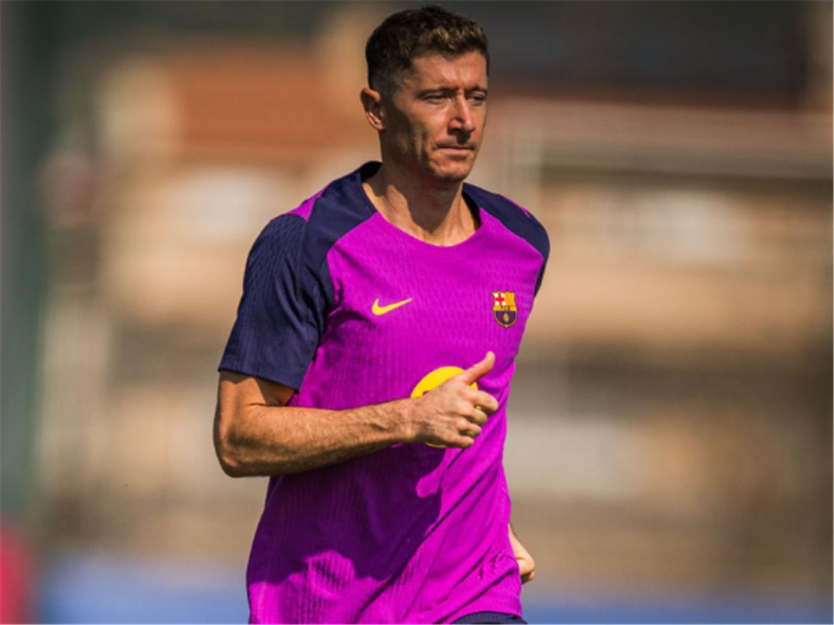 عودة ليفاندوفسكي: هل يشارك نجم برشلونة أمام إلتشي في الدوري الإسباني؟