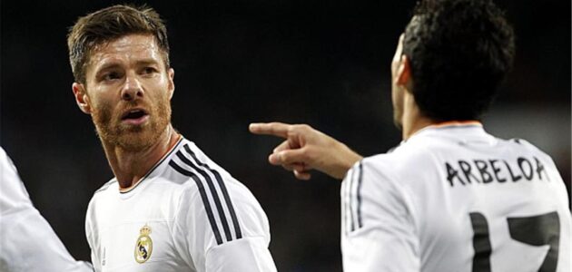 الصورة المميزة لـ: أربيلوا يثني على انطلاقة تشابي ألونسو المذهلة مع ريال مدريد: أداء استثنائي وتاريخي