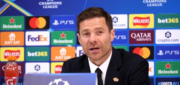 الصورة المميزة لـ: تشابي ألونسو يواجه ليفربول: ذكريات آنفيلد، ركلة إسطنبول التاريخية، وموقف أرنولد