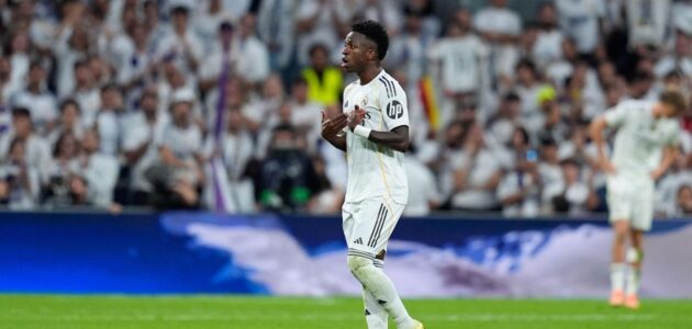 الصورة المميزة لـ: فينيسيوس جونيور يتزين باسم نجمة برشلونة سلمى بارالويلو على حذائه الجديد