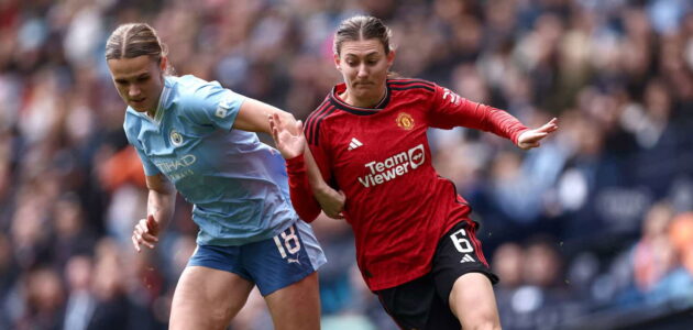 الصورة المميزة لـ: مارك سكينر يفيض فخراً بعودة هانا بلاندل الملحمية لنجمات مانشستر يونايتد النسائي