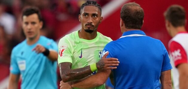 الصورة المميزة لـ: تقرير: هانسي فليك غاضب بشدة من طريقة التعامل مع إصابة نجم برشلونة رافينيا