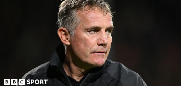 الصورة المميزة لـ: فيل باركنسون يُقيّم خيارات ريكسهام: جراحة إيليوت لي وعودة داني وارد المحتملة