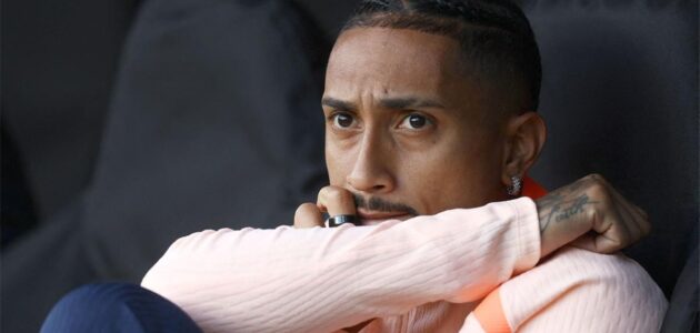 الصورة المميزة لـ: رافينها يثير الجدل: 17 منشورًا للرد على استبعاده من التشكيل المثالي 2025