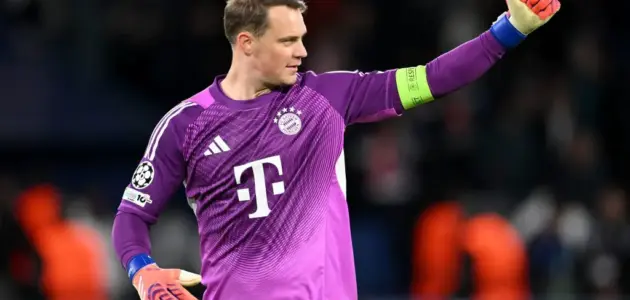 الصورة المميزة لـ: الرئيس التنفيذي لبايرن ميونخ يشيد بمانويل نوير ويشكر سائقي الحافلات بعد ملحمة باريس