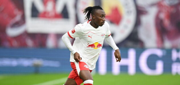 الصورة المميزة لـ: مانشستر يونايتد يخطط لصفقة مذهلة: موهبة الدوري الألماني “الساحرة” يان ديوماندي 18 عامًا