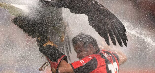 الصورة المميزة لـ: نسر نيس ميفي ومدربه يتعرضان لرذاذ مرشات الملعب: حادثة مضحكة قبل مباراة روما