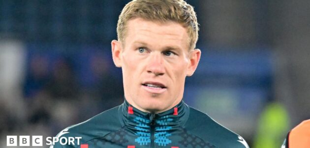 الصورة المميزة لـ: حادثة جيمس مكولين: مدرب ريكسهام يؤكد “تم التعامل معها” وتفاصيل الاشتباك مع جماهير كارديف