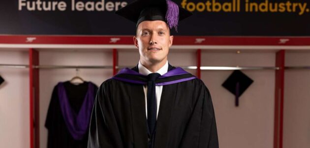 الصورة المميزة لـ: فيل جونز يتخرج ويلمح لمستقبله كمدير رياضي: هل يعود لأولد ترافورد؟