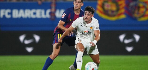 الصورة المميزة لـ: أزمة دفاع برشلونة تفتح الباب: فليك يدرس خيار جيرارد مارتن المفاجئ كقلب دفاع