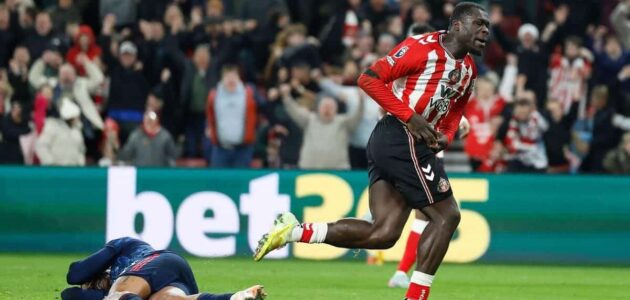 الصورة المميزة لـ: سندرلاند 2-2 أرسنال: تقرير الأهداف والنتيجة النهائية.. أرسنال يفرط في فرصة الابتعاد بالصدارة بعد تعادل قاتل في الدقيقة 94