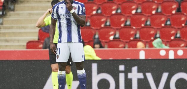 الصورة المميزة لـ: إيتا إيونغ يُعجب بليفاندوفسكي ويتحدث عن اهتمام برشلونة: ‘الانتقال مرهون بهذا الشرط’