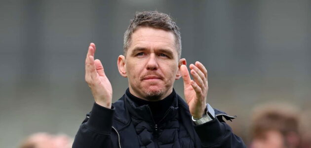 الصورة المميزة لـ: مارك سكينر يوجه نداءً عاجلاً لملاك مانشستر يونايتد بعد هزيمة فيلا ومطالبة بالتعاقدات