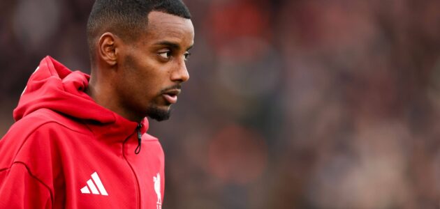 الصورة المميزة لـ: تكتيكات أرني سلوت تحت المجهر: جدل إيزاك وهزيمة ليفربول أمام مانشستر سيتي