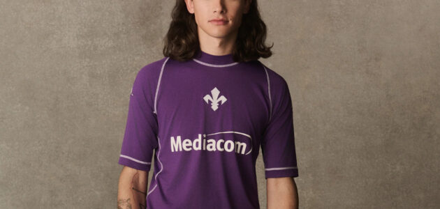 الصورة المميزة لـ: فيورنتينا يحتفل بالذكرى الـ 25 لقميص كومبات الأيقوني بقميص كابا إصدار خاص