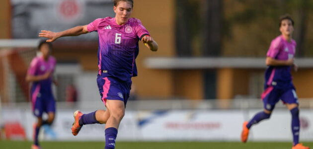 الصورة المميزة لـ: مانشستر يونايتد في معركة “غير مسبوقة” لضم “توني كروس الجديد” كينيت آيخورن بشرط جزائي مفاجئ!