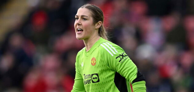 الصورة المميزة لـ: مارك سكينر وماري إيربس: حرب الكلمات تشتعل قبل عودة الحارسة المثيرة للجدل إلى مانشستر يونايتد