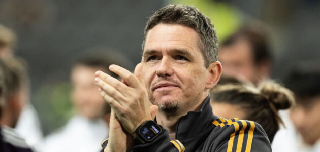 الصورة المميزة لـ: مارك سكينر: ‘ظننتكم جننتم!’.. إشادة مدرب يونايتد سيدات بفريقه بعد قهر باريس سان جيرمان في دوري الأبطال