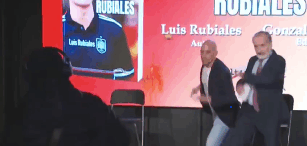 الصورة المميزة لـ: حادثة البيض الغريبة: عم لويس روبياليس يهاجمه في حفل إطلاق كتابه “ماتار أ روبياليس”