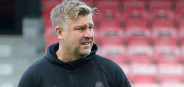 الصورة المميزة لـ: جيل 92 يعيد شغف كارل روبنسون بكرة القدم: قصة تحول في سالفورد سيتي