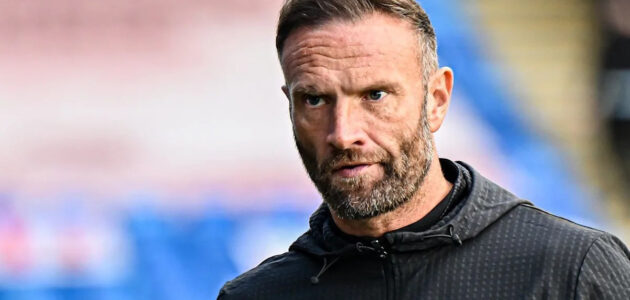 الصورة المميزة لـ: إيان إيڤات يدعو بلاكبول لتجاهل الضوضاء الخارجية ومواصلة الصعود في الدوري