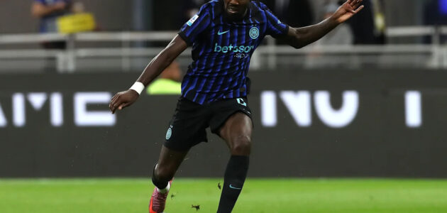 الصورة المميزة لـ: إنتر ميلان يستعد لديربي ميلانو الناري: عودة تورام، تألق تشالهان أوغلو، وتكتيكات تشيفو