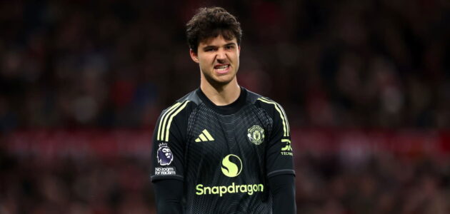 الصورة المميزة لـ: سير أليكس فيرغسون يشيد بـ سيني لامينز: حارس مانشستر يونايتد ‘الرائع’ ومفاجأة الموسم