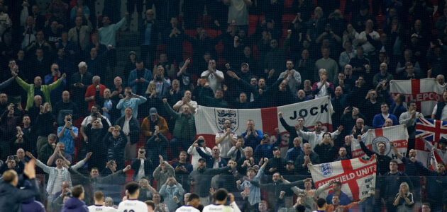 الصورة المميزة لـ: حادثة غريبة ومضحكة: مشجع إنجليزي يعلق في بوابة ملعب قبل مباراة ألبانيا