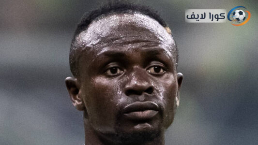 ساديو ماني يحتفل بهدفه بينما الجمهور يرفع لافتات دعم لرونالدو