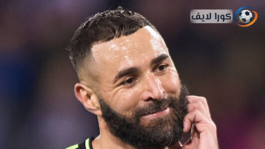 كاريم بنزيما يرتدي وشاح الهلال في إعلان الانضمام للنادي السعودي