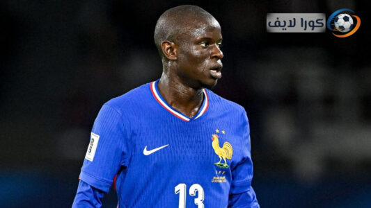 نغولو كانتي بقميص سابق يظهر أثناء إجرائه فحصًا طبّيًا